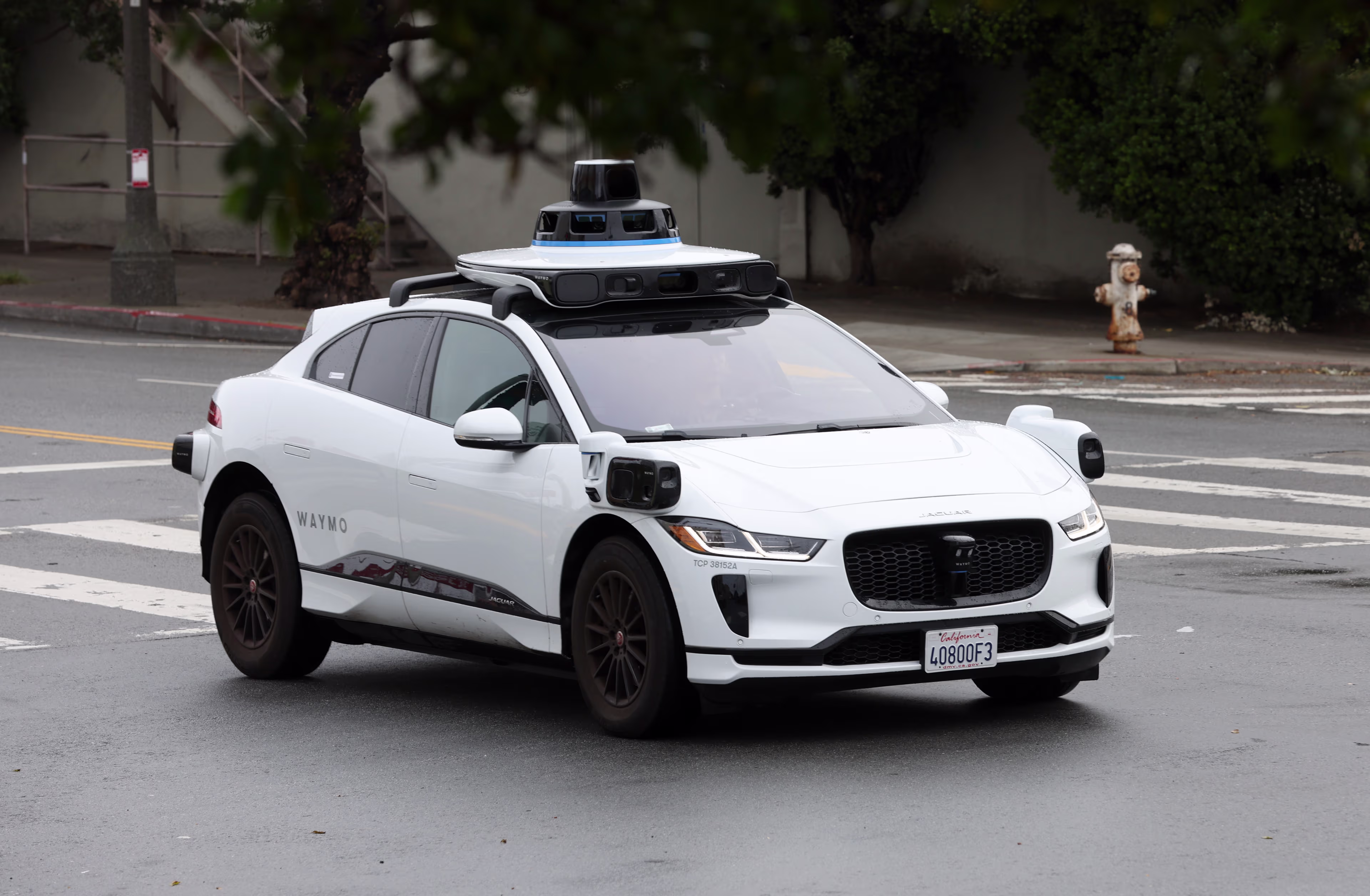 Waymo popírá dálkové řízení: Filipínští agenti pomáhají robotaxi
