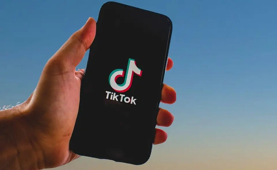 EU nutí TikTok změnit návykový design: Ohrožuje děti?